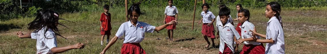 Anak-anak Indonesia berseragam sekolah bermain bersama
