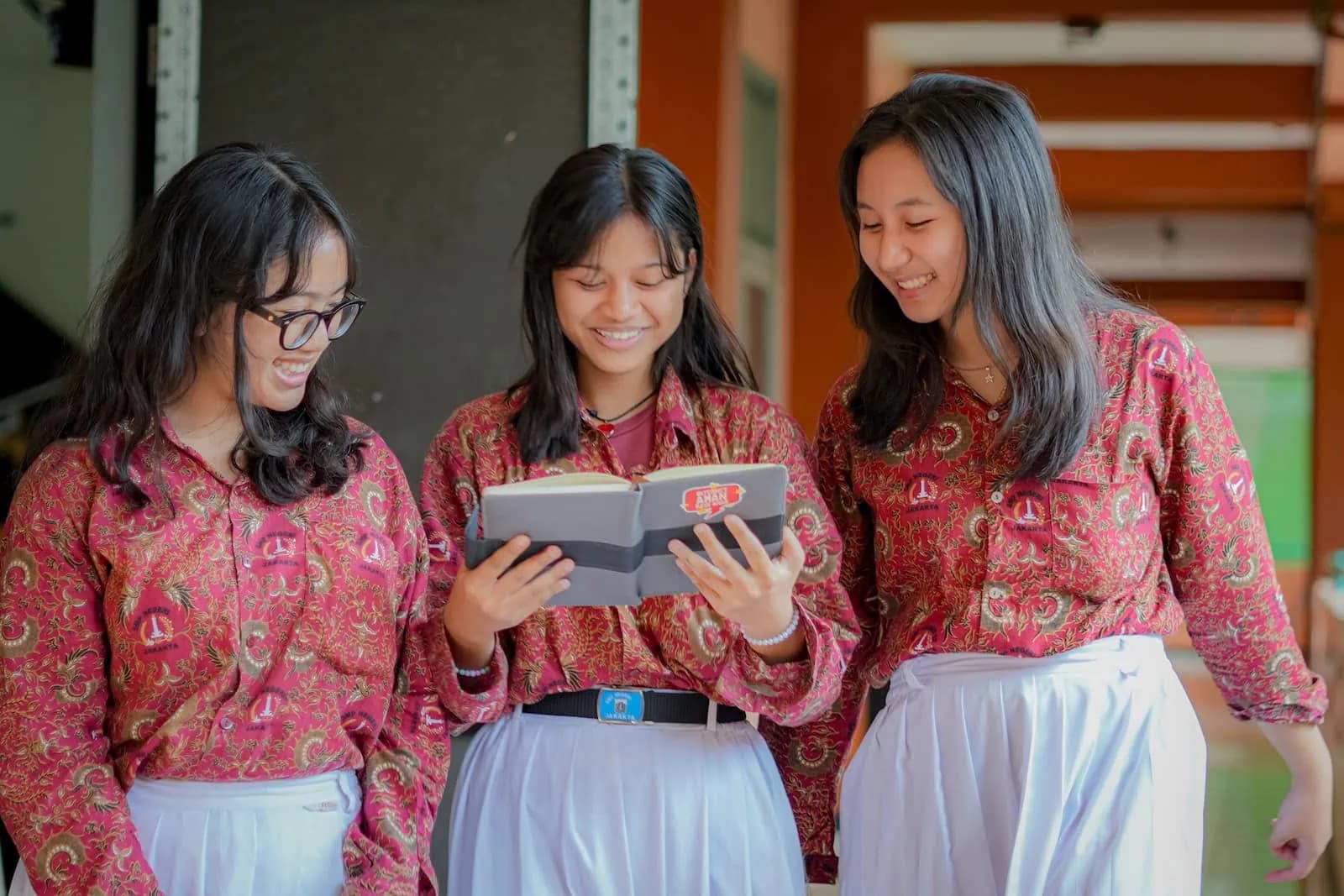 Anak-anak belajar di sekolah bersama program First Click